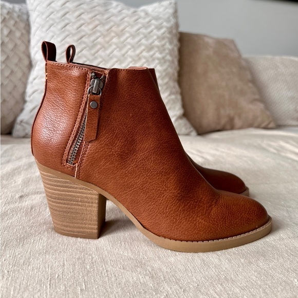 New Women's Target Universal Thread Tan Brown Ankle Boots Block Heel NIB NWT 7 - Picture 8 of 12